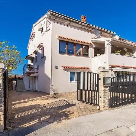 Appartamento Lilly With Private Parking ,private Garden-quiet Oasis Pola