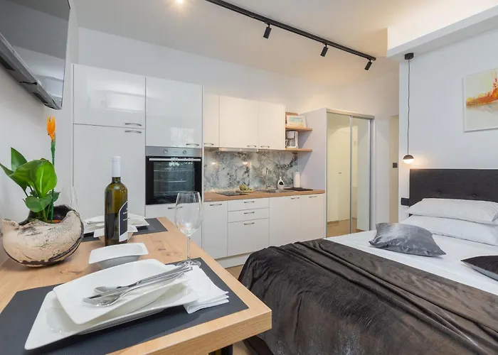 Lilly With Private Parking ,private Garden-quiet Oasis