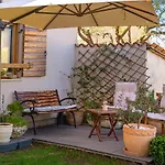 Lilly With Private Parking And Private Garden-quiet Oasis Apartment Pula