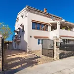Apartment Lilly With Private Parking And Private Garden-quiet Oasis Pula