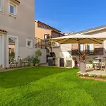 Lilly With Private Parking And Private Garden-quiet Oasis Apartment