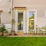 Lilly With Private Parking And Private Garden-quiet Oasis Apartment Pula