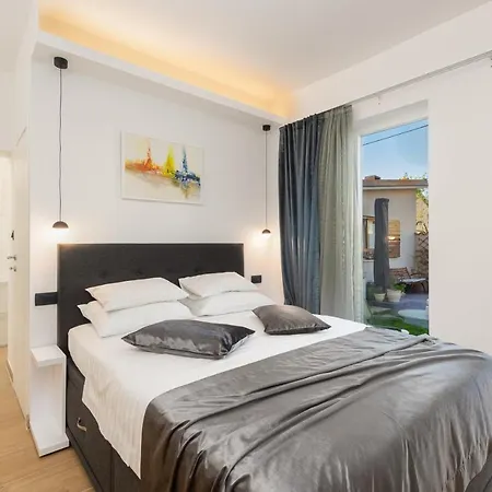 Lilly With Private Parking And Private Garden-quiet Oasis شقة بولا