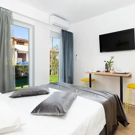 Lilly With Private Parking ,private Garden-quiet Oasis Apartament Pula