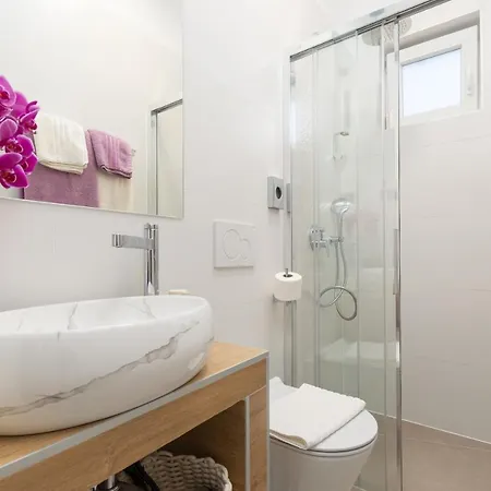 Lilly With Private Parking ,private Garden-quiet Oasis *