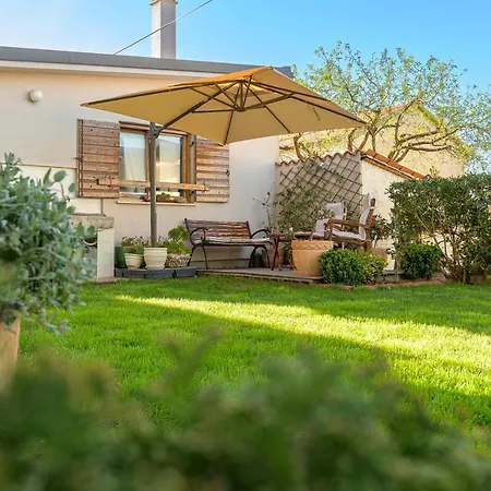 Lilly With Private Parking ,private Garden-quiet Oasis