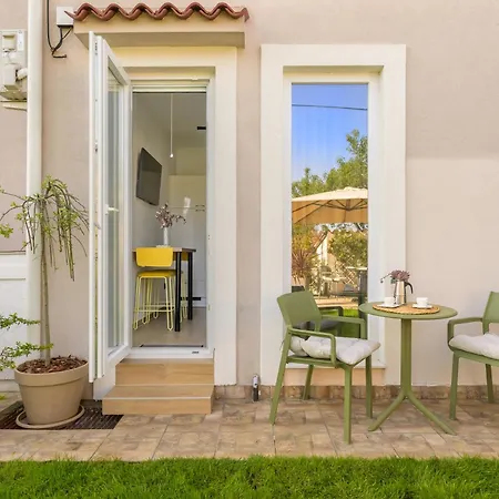 Apartment Lilly With Private Parking And Private Garden-quiet Oasis