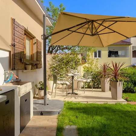 Lilly With Private Parking And Private Garden-quiet Oasis Apartment Pula