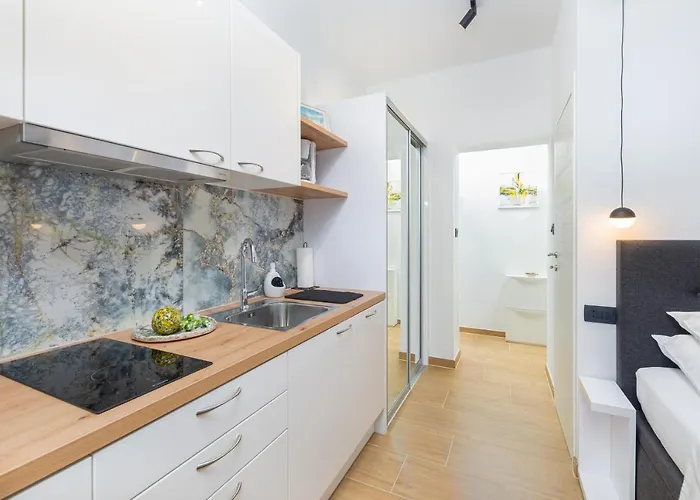 Апартаменти Lilly With Private Parking ,private Garden-quiet Oasis Пула