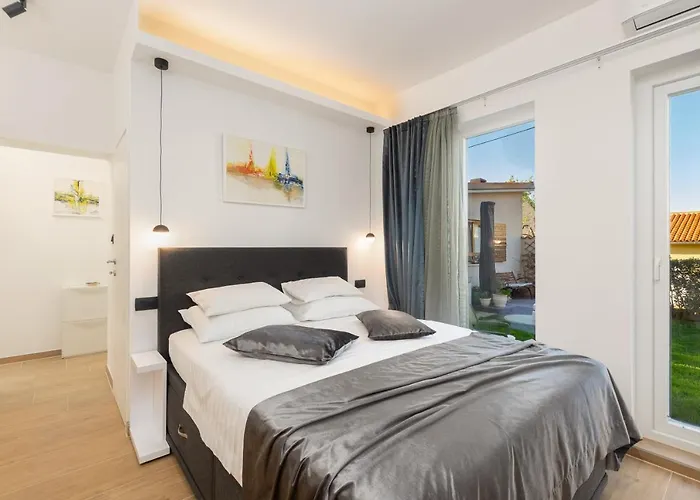 Lilly With Private Parking ,private Garden-quiet Oasis Апартаменти Пула