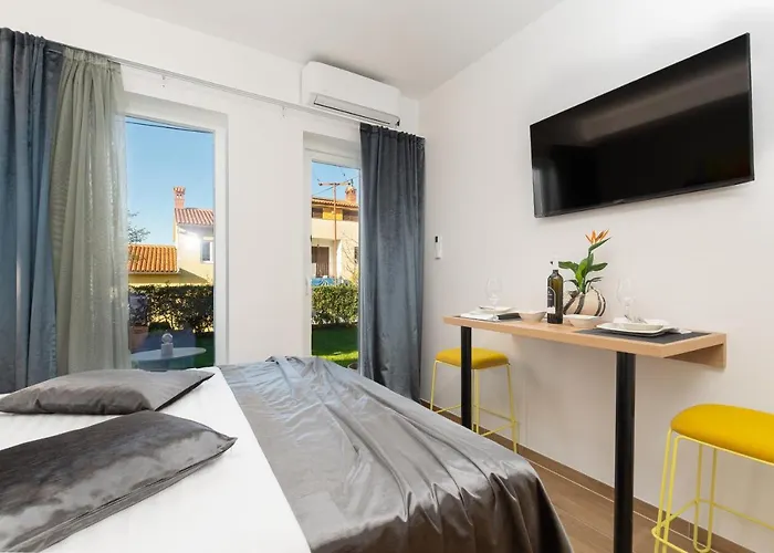 Lilly With Private Parking ,private Garden-quiet Oasis Пула