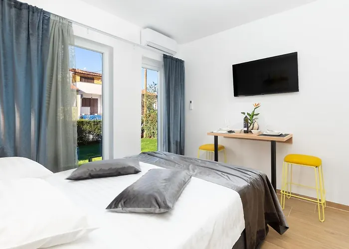 Lilly With Private Parking ,private Garden-quiet Oasis דירה פולה