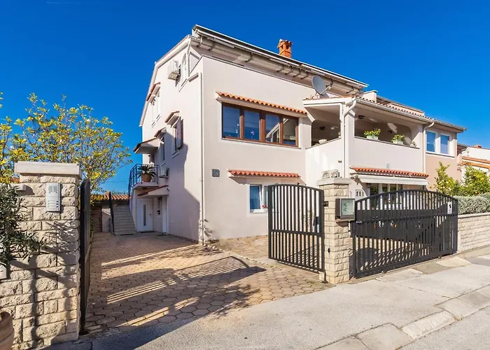 Апартаменти Lilly With Private Parking ,private Garden-quiet Oasis Пула