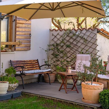 Lilly With Private Parking ,private Garden-quiet Oasis Apartment Pula