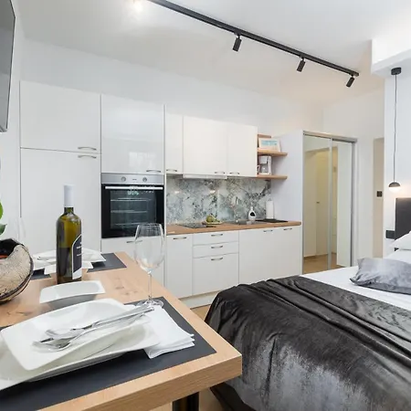 Apartment Lilly With Private Parking ,private Garden-quiet Oasis