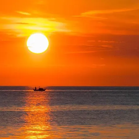 Lilly With Private Parking ,private Garden-quiet Oasis